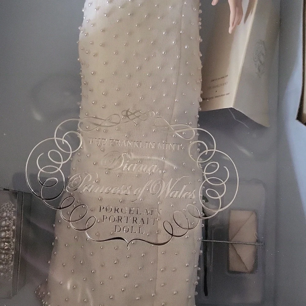Princess Diana rare new boxed papers porcelain doll ♥️ gorgeous rare stand